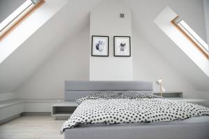 une chambre mansardée