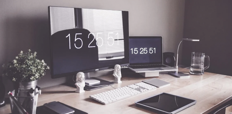 Bureau épuré écran laptop tablette clavier portable