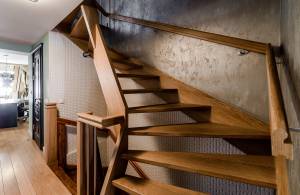 Un escalier en bois.