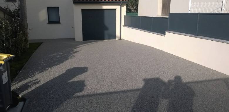 Installer une clôture sur un terrain pentu à Vichy