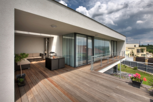 Comment bien aménager une terrasse suspendue 