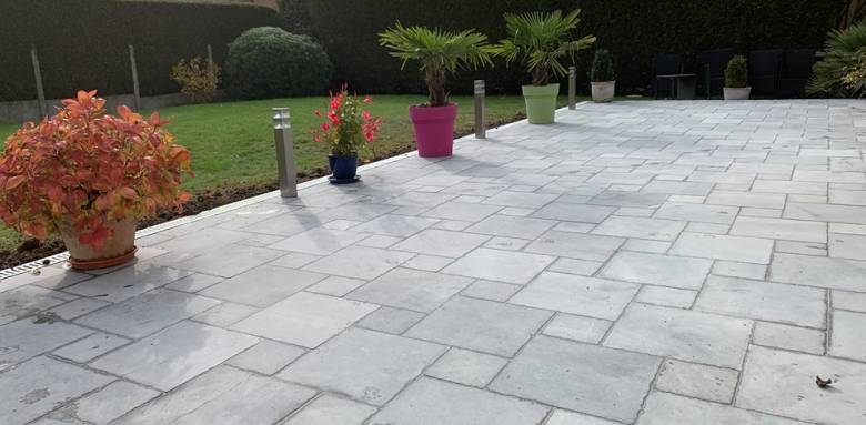 Terrasse en pierres naturelles grès grandes dalles -