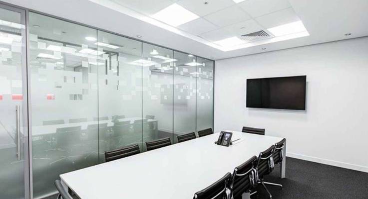 Installer des vitres pour cloisonner les espaces de son entreprise