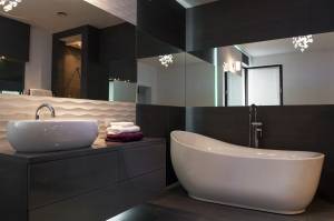 Installation d'une baignoire dans une salle de bain