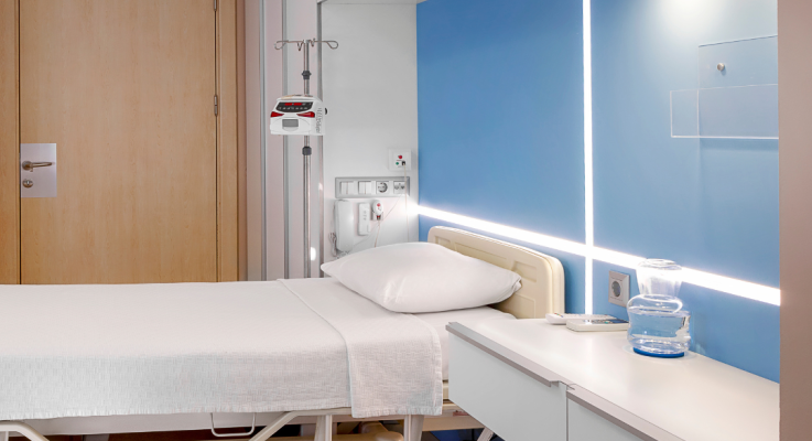 Réaménagement de chambres d'hôpital en conformité PMR : enjeux, normes et solutions techniques - Manche 
