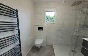 Agrandir visuellement une salle de bain