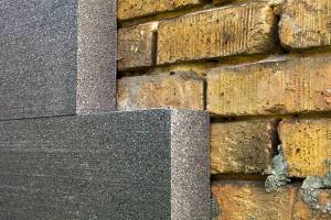 couche d'isolant sur mur en brique
