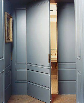 Porte invisible avec des moulures