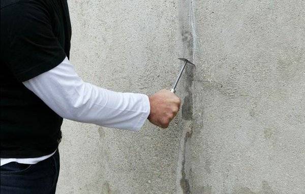 combler les fissures d'un crépi de façade