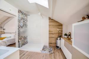 authenticité et luminosité pour cette salle de bain sous pente