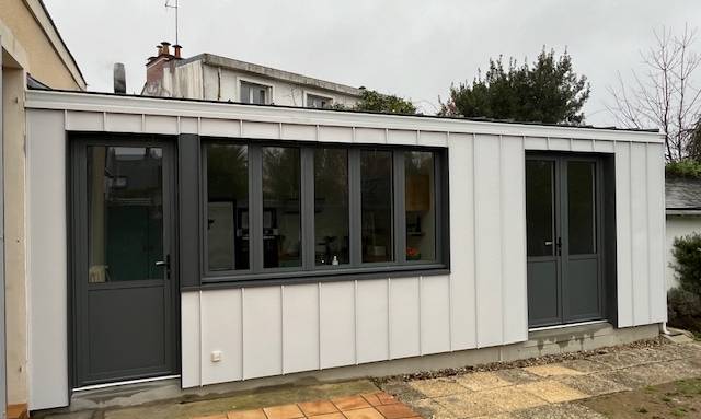 Extension latérale en ossature bois avec cuisine et coin atelier à Nantes 44