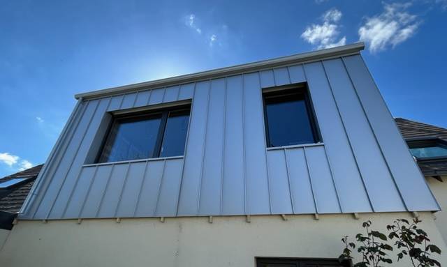 Surélévation de maison en ossature bois et bardage zinc clair à joint debout à Nantes (44)