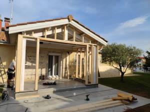 Extension en ossature bois à Voiron pour une cuisine contemporaine baignée de lumière