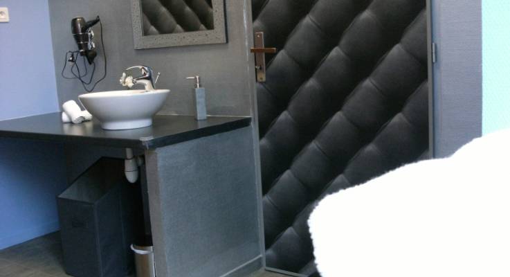 Création de salle de bain avec une douche italienne dans un hôtel à Lille