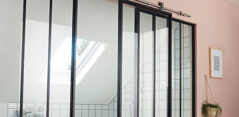 Une verrière de salle de bain avec porte coulissante (modèle Castorama)
