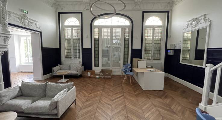 Grand salon aménagé en espace d'accueil (Essonne)