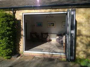 Baie vitrée percée dans un mur aveugle