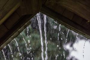 Bordure de toiture sous une pluie battante