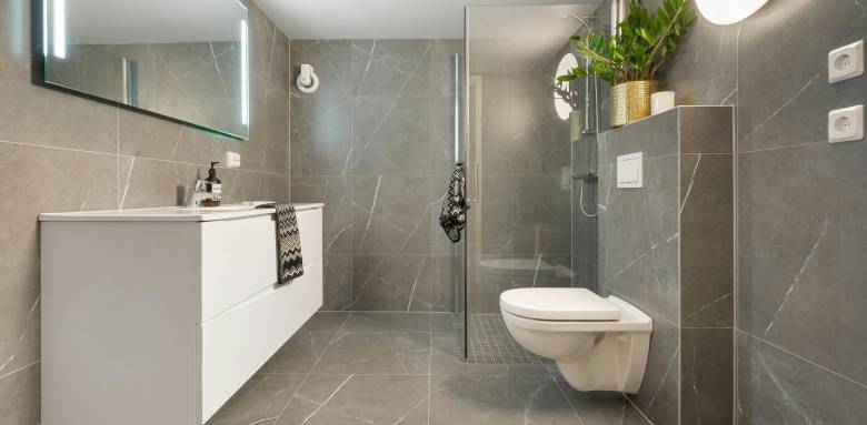 Revêtement sol salle de bain La Maison Des Travaux Nîmes