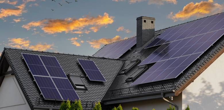 Installation de panneaux solaire sur une maison à Tours.