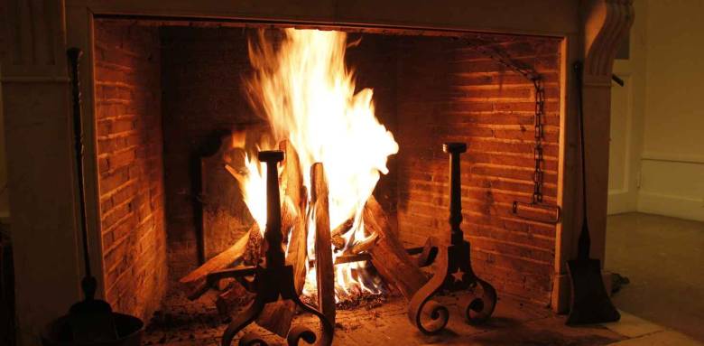 cheminée traditionnelle foyer ouvert à bûches
