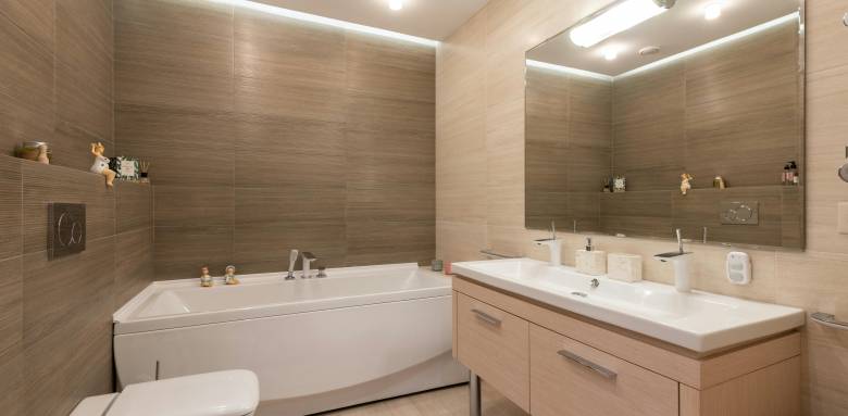 Éclairage optimisé dans une salle de bain Parisienne