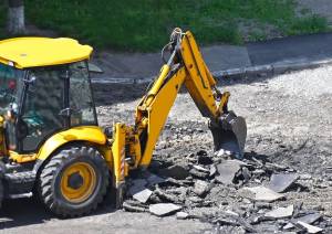 tractopelle effectuant des travaux de voirie dans le Grésivaudan