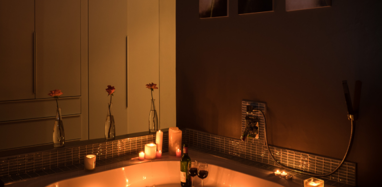 Une baignoire jacuzzi dans une salle de bain Arras