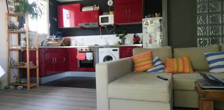 Rénovation petit appartement avec cuisine compacte et espace salon