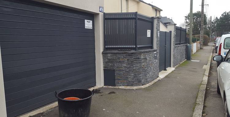 portail sur muret sécurise laqué noir avec porte de garage attenante