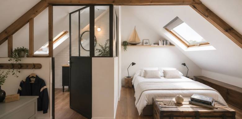 Aménagement de combles à Francheville 69340 — suite parentale avec salle de bain sous les combles