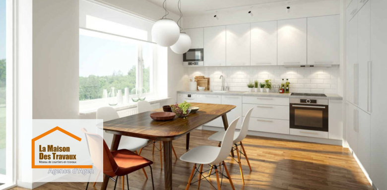 Cuisine familiale lumineuse et chaleureuse à Agen, alliant design épuré et confort pratique pour un intérieur accueillant.