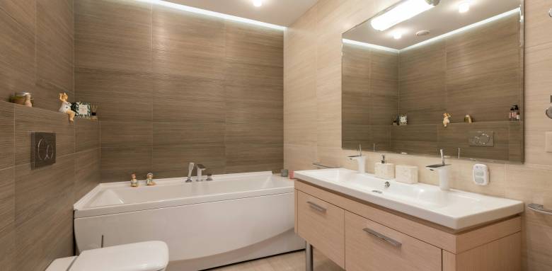 Éclairage optimisé dans une salle de bain Parisienne