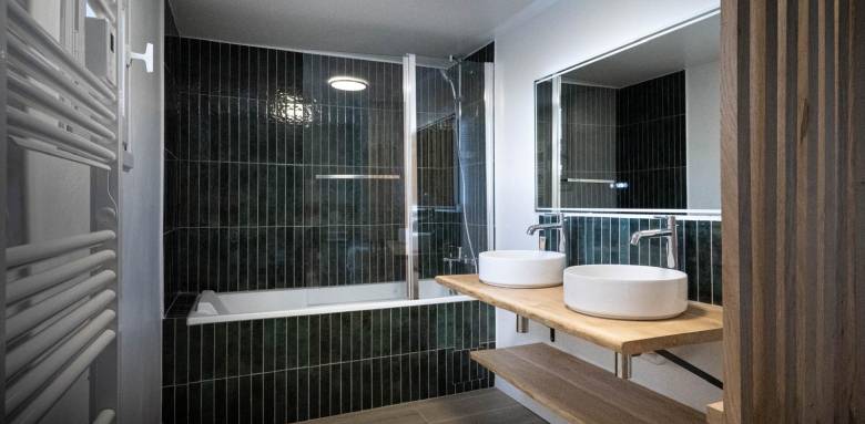 Une salle de bain moderne en zellige vert à Houdan