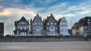 Maisons sur le front de mer de Cabourg (Normandie)