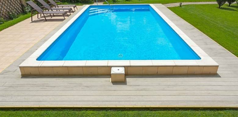 Plage de piscine en bois composite