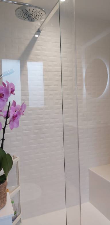 Douche à l'italienne blanche