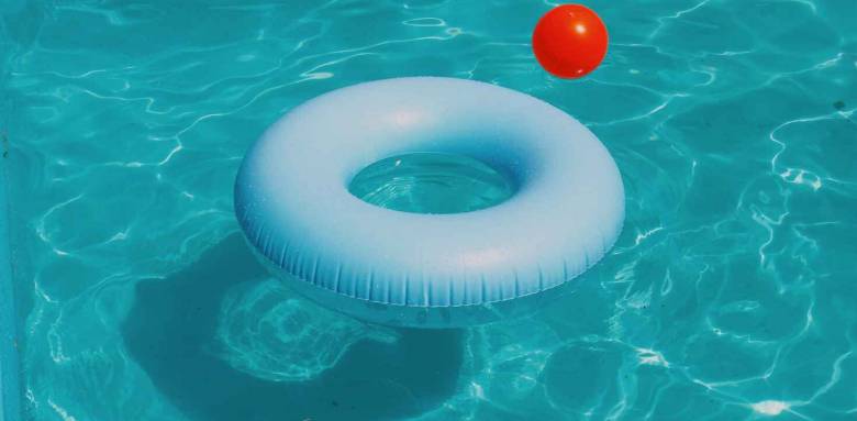 Piscine avec bouée et ballon 