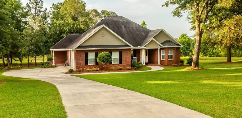 Une belle allée d'entrée de maison.