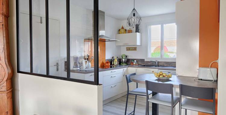 Cuisine semi-ouverte sur le salon avec pose de verrière d'atelier - Guilherand-Granges 07