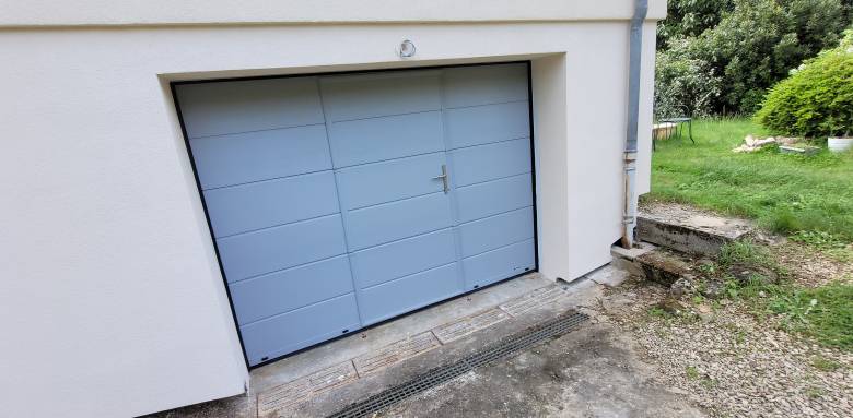 Porte de garage avec portillon