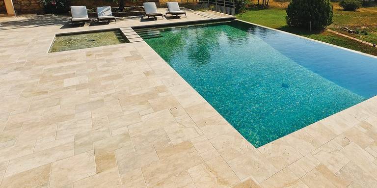 Plage de piscine et margelles en travertin