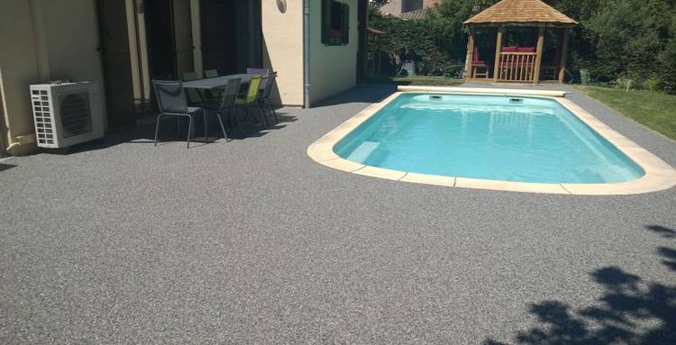 Abords de piscine en béton drainant réalisation La Maison Des Travaux