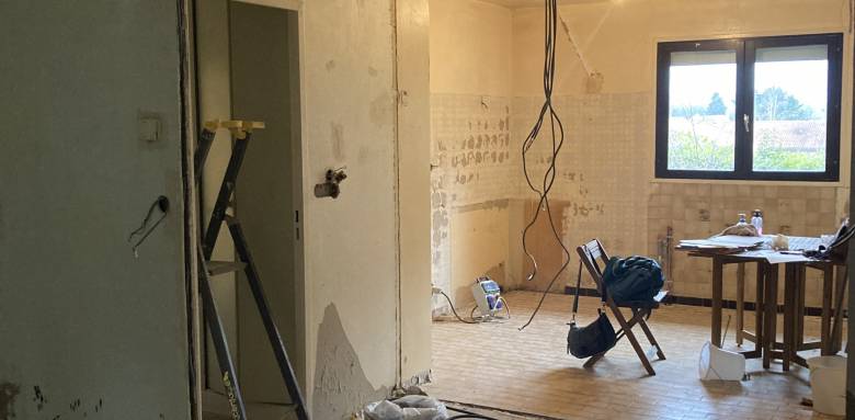 Vue Avant : une cuisine spacieuse ouverte sur le séjour ( Dardilly, 69570)