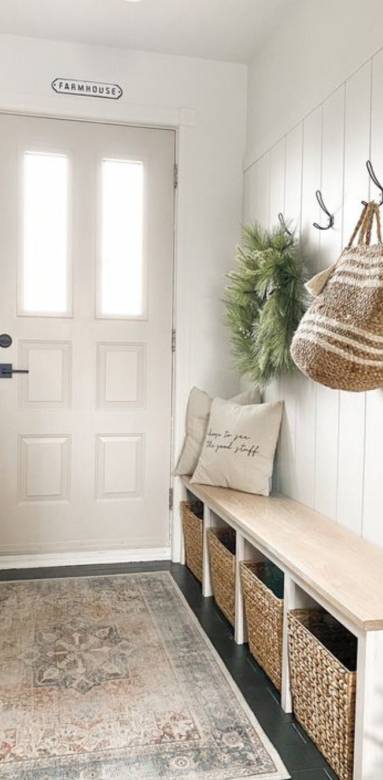 un meuble bas qui fait office de banc face au placard de l'entrée