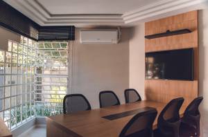 Climatisation - Split installé en haut du mur - architecte 77, bureau d'étude 77, maçon 77, charpentier 77, menuisier 77, électricien 77, plombier 77, plaquiste 77, plâtrier 77, carreleur 77, auditeur énergétique 77, chauffagiste 77