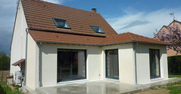 Extension de maison en parpaings avec toiture tuile en pente et enduit de façade - Nantes 44
