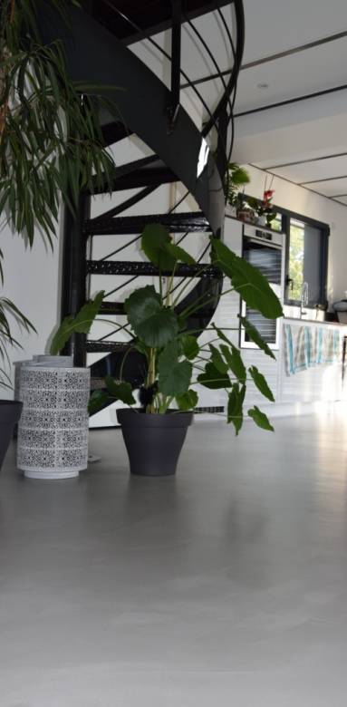 Revêtement de sol en béton ciré dans la maison - Lille 59