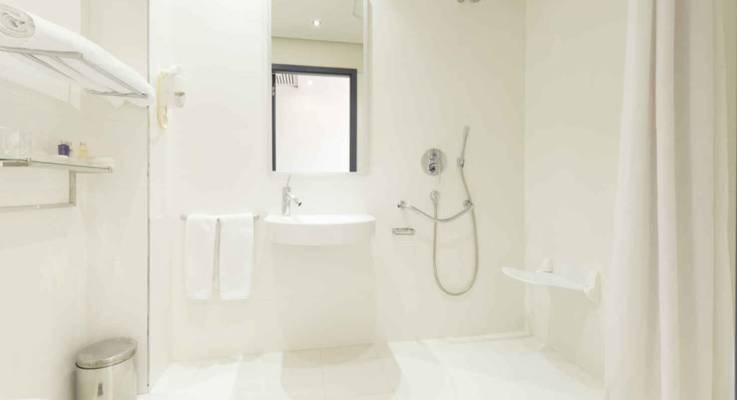 Norme d'accessibilité dans un salle de bain d'hôtel