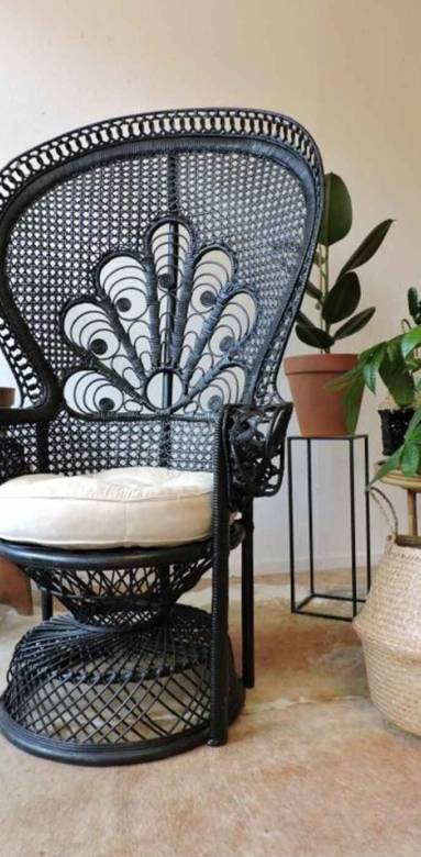 Fauteuil Emmanuelle repeint en noir pour un esprit contemporain